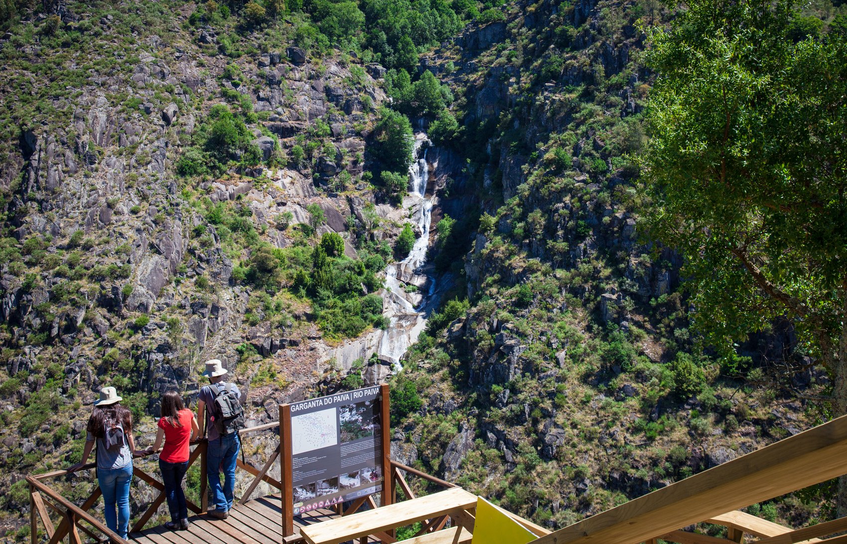 https://mdw-travel-data-us-east-1.s3.amazonaws.com/img/country/Portugal/Arouca-Geopark/img_03.jpg