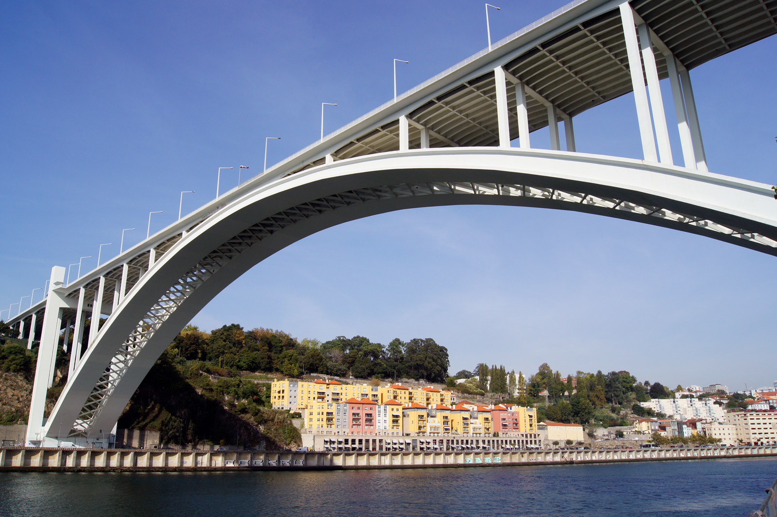 https://mdw-travel-data-us-east-1.s3.amazonaws.com/img/country/Portugal/Arrabida-Bridge--Ponte-da-Arrabida-/img_01.jpg