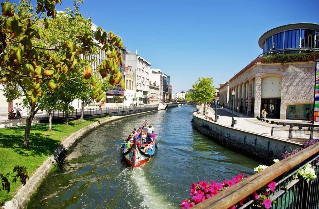 https://mdw-travel-data-us-east-1.s3.amazonaws.com/img/country/Portugal/Aveiro-Central-Canal/img_01.jpg
