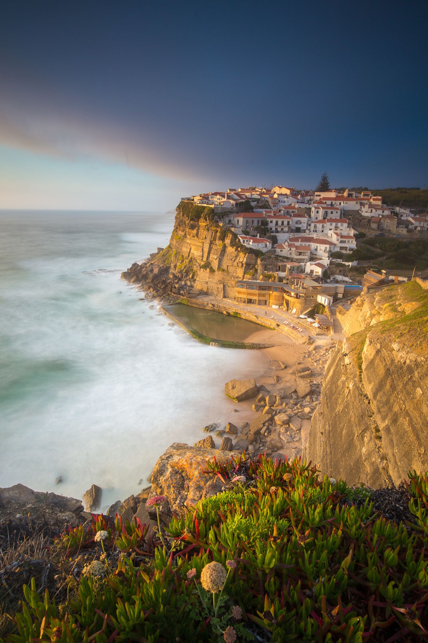 https://mdw-travel-data-us-east-1.s3.amazonaws.com/img/country/Portugal/Azenhas-do-Mar/img_02.jpg