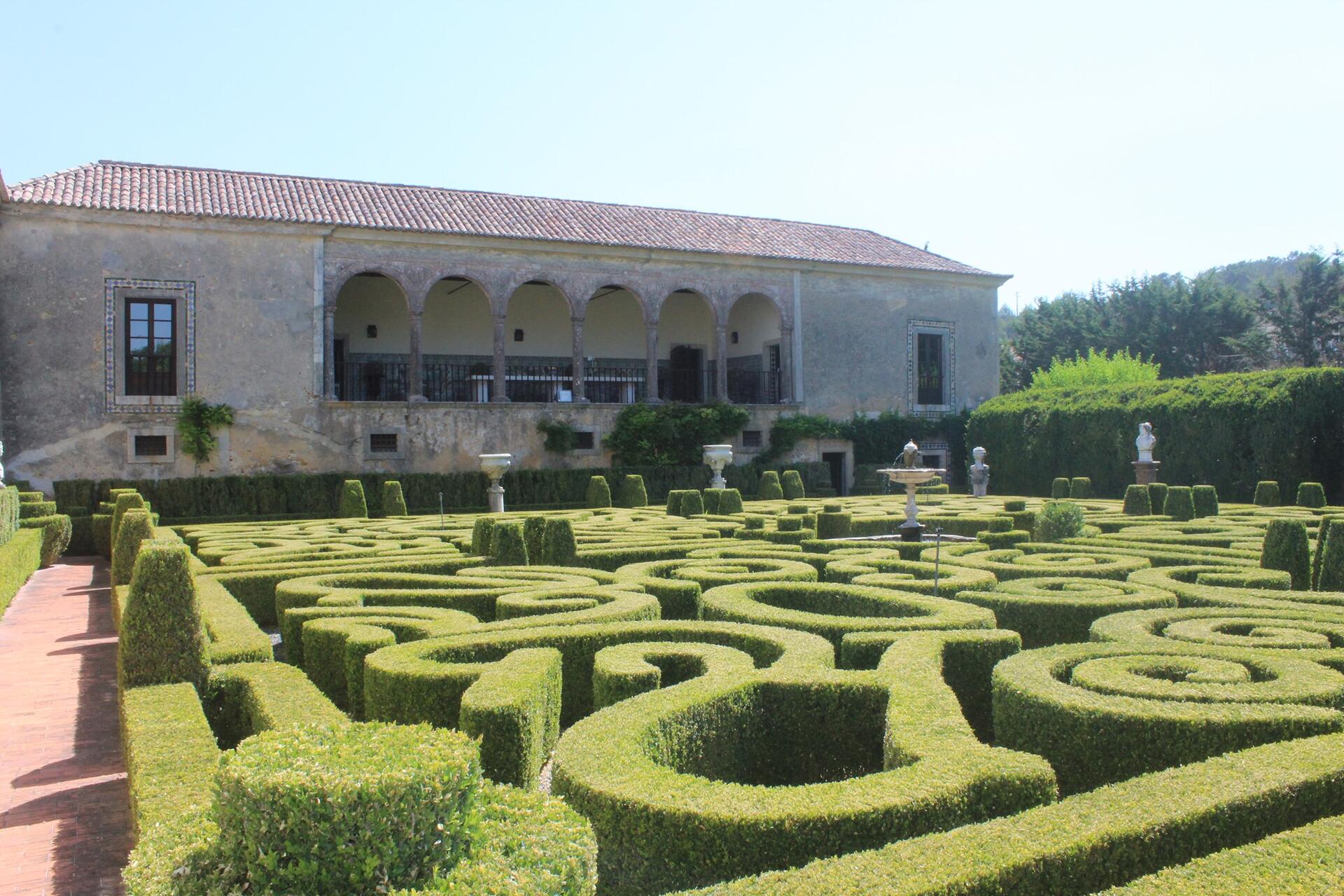 https://mdw-travel-data-us-east-1.s3.amazonaws.com/img/country/Portugal/Bacalhoa-Palace-and-Estate/img_01.jpg