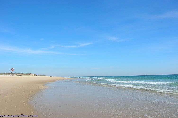 https://mdw-travel-data-us-east-1.s3.amazonaws.com/img/country/Portugal/Barril-Beach/img_00.jpg