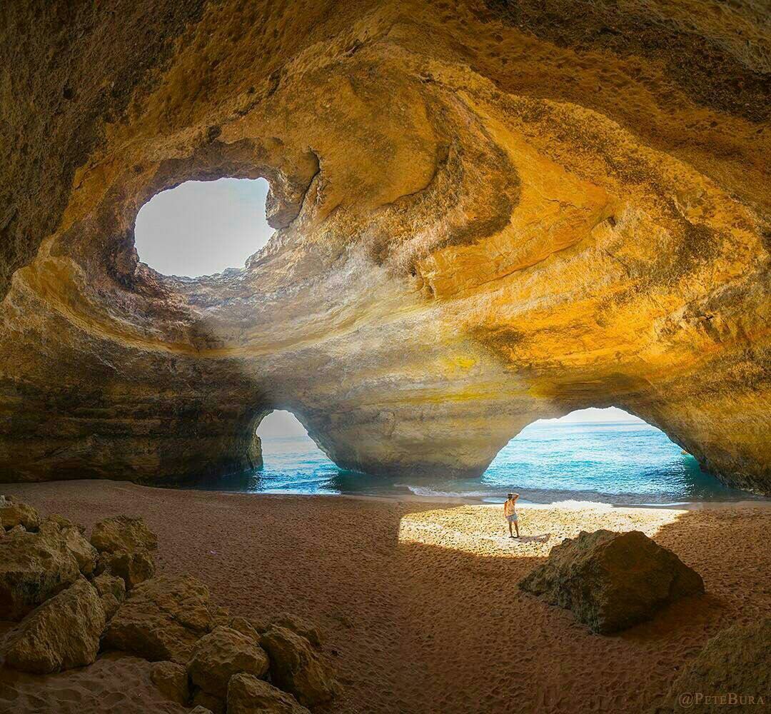 https://mdw-travel-data-us-east-1.s3.amazonaws.com/img/country/Portugal/Benagil-Sea-Cave/img_01.jpg