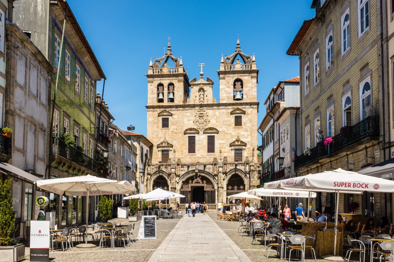https://mdw-travel-data-us-east-1.s3.amazonaws.com/img/country/Portugal/Braga-Cathedral/img_01.jpg