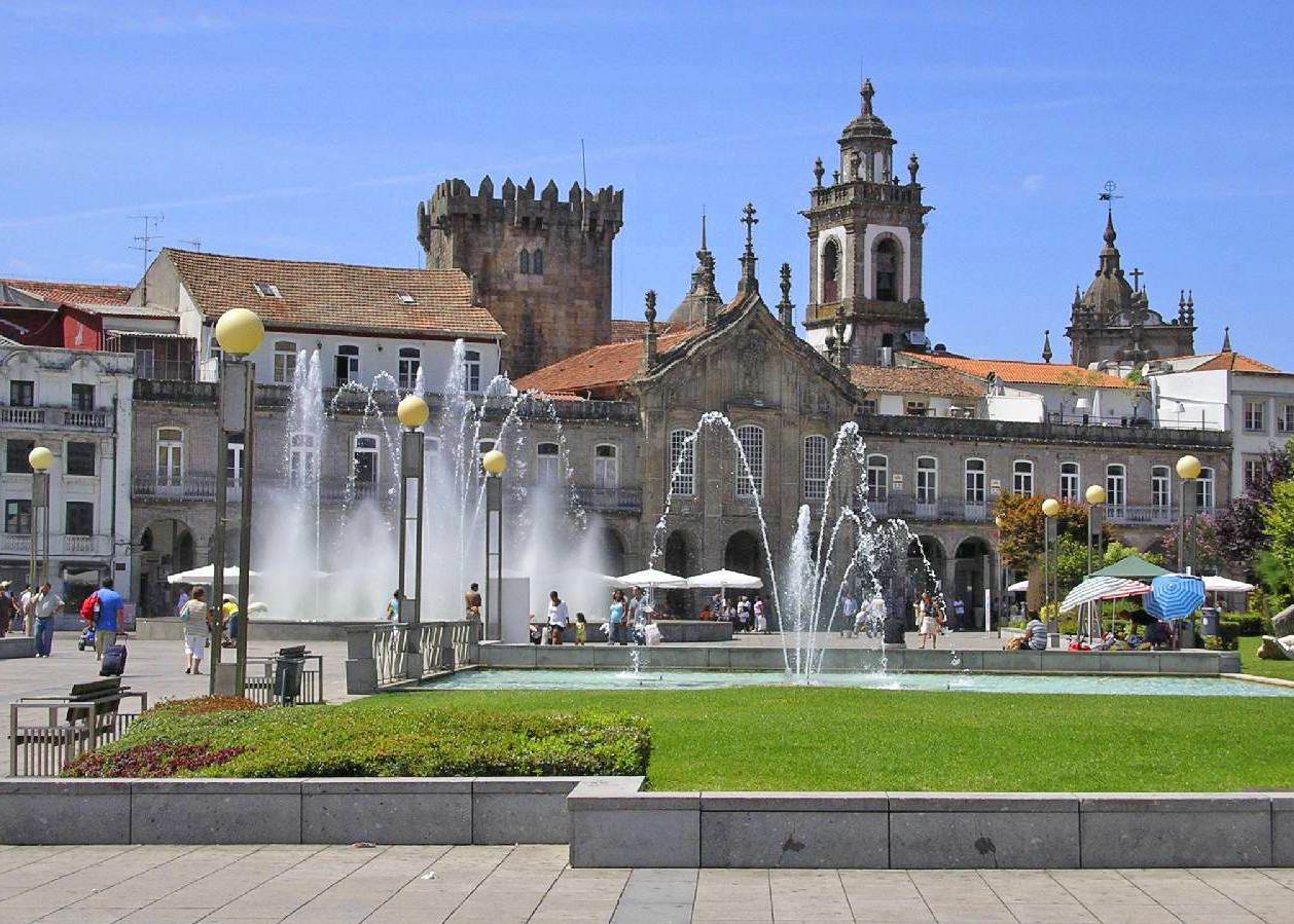 https://mdw-travel-data-us-east-1.s3.amazonaws.com/img/country/Portugal/Braga-Cathedral/img_02.jpg