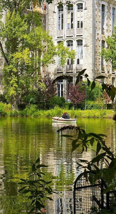 https://mdw-travel-data-us-east-1.s3.amazonaws.com/img/country/Portugal/Caldas-da-Rainha-Hot-Springs/img_01.jpg