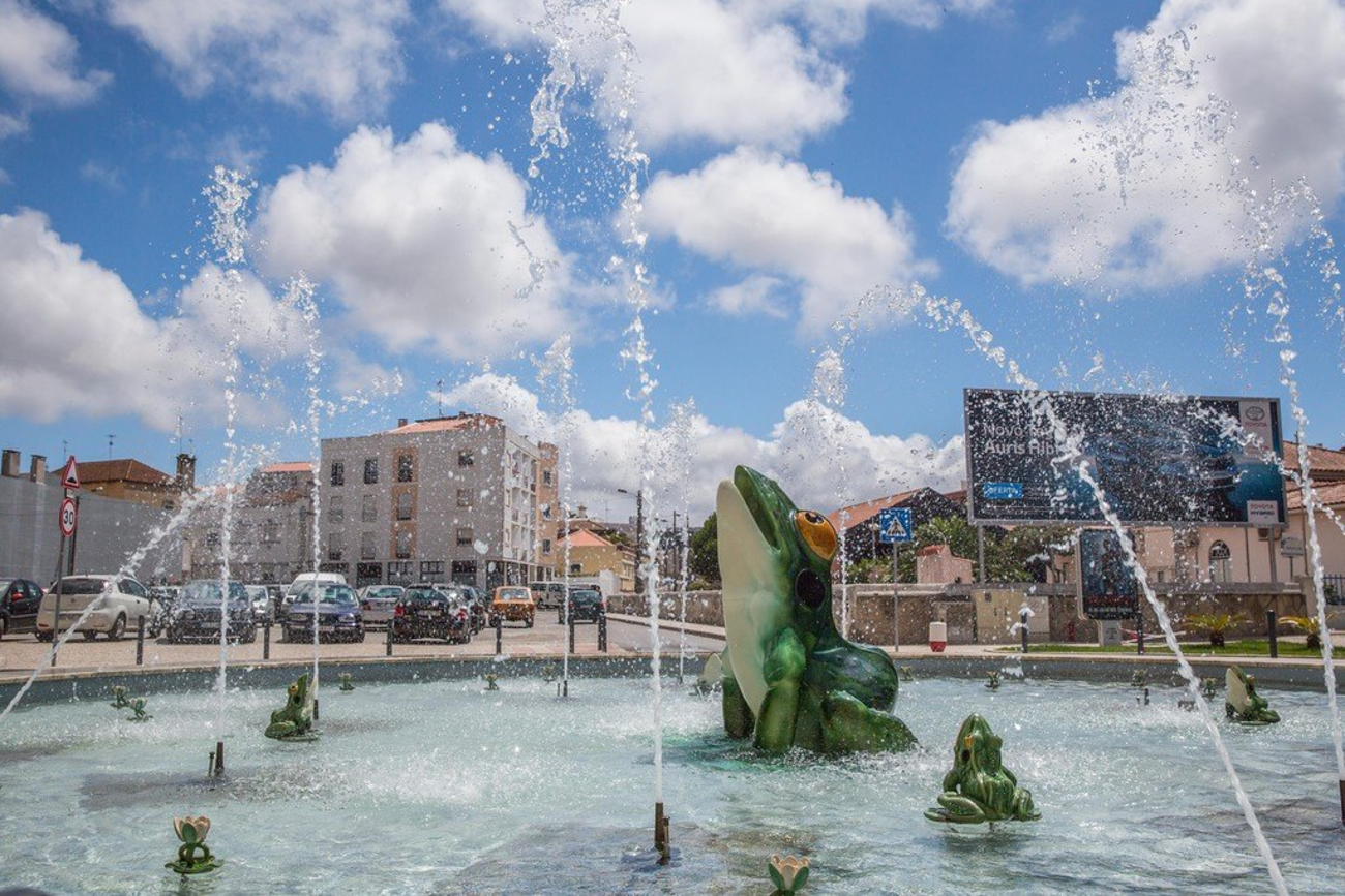 https://mdw-travel-data-us-east-1.s3.amazonaws.com/img/country/Portugal/Caldas-da-Rainha-Hot-Springs/img_02.jpg