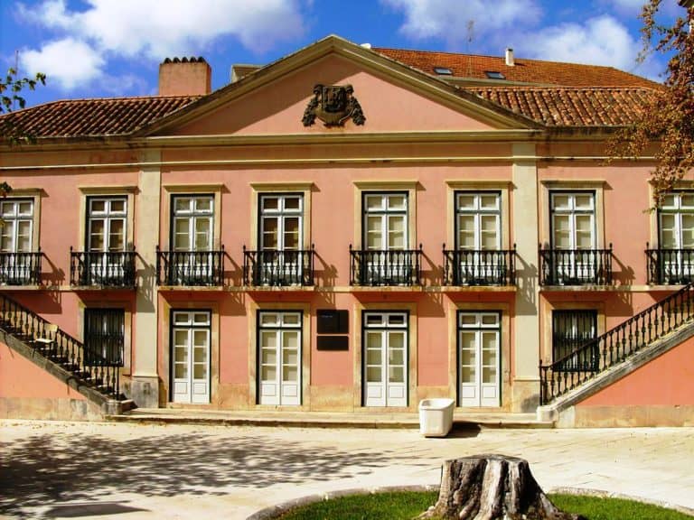 https://mdw-travel-data-us-east-1.s3.amazonaws.com/img/country/Portugal/Caldas-da-Rainha-Hot-Springs/img_03.jpg