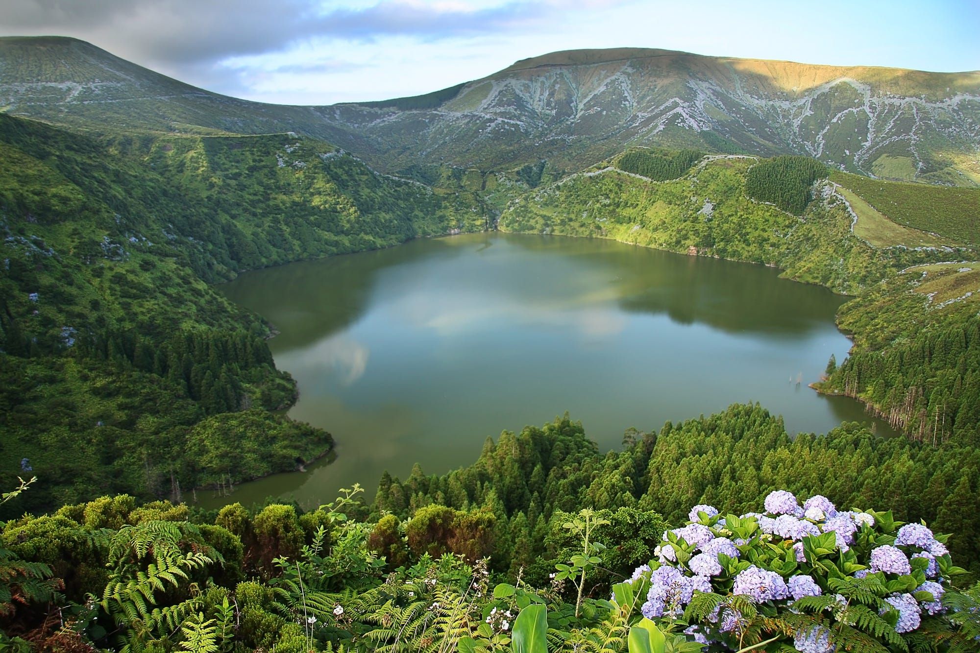 https://mdw-travel-data-us-east-1.s3.amazonaws.com/img/country/Portugal/Caldeira-Rainha/img_02.jpg