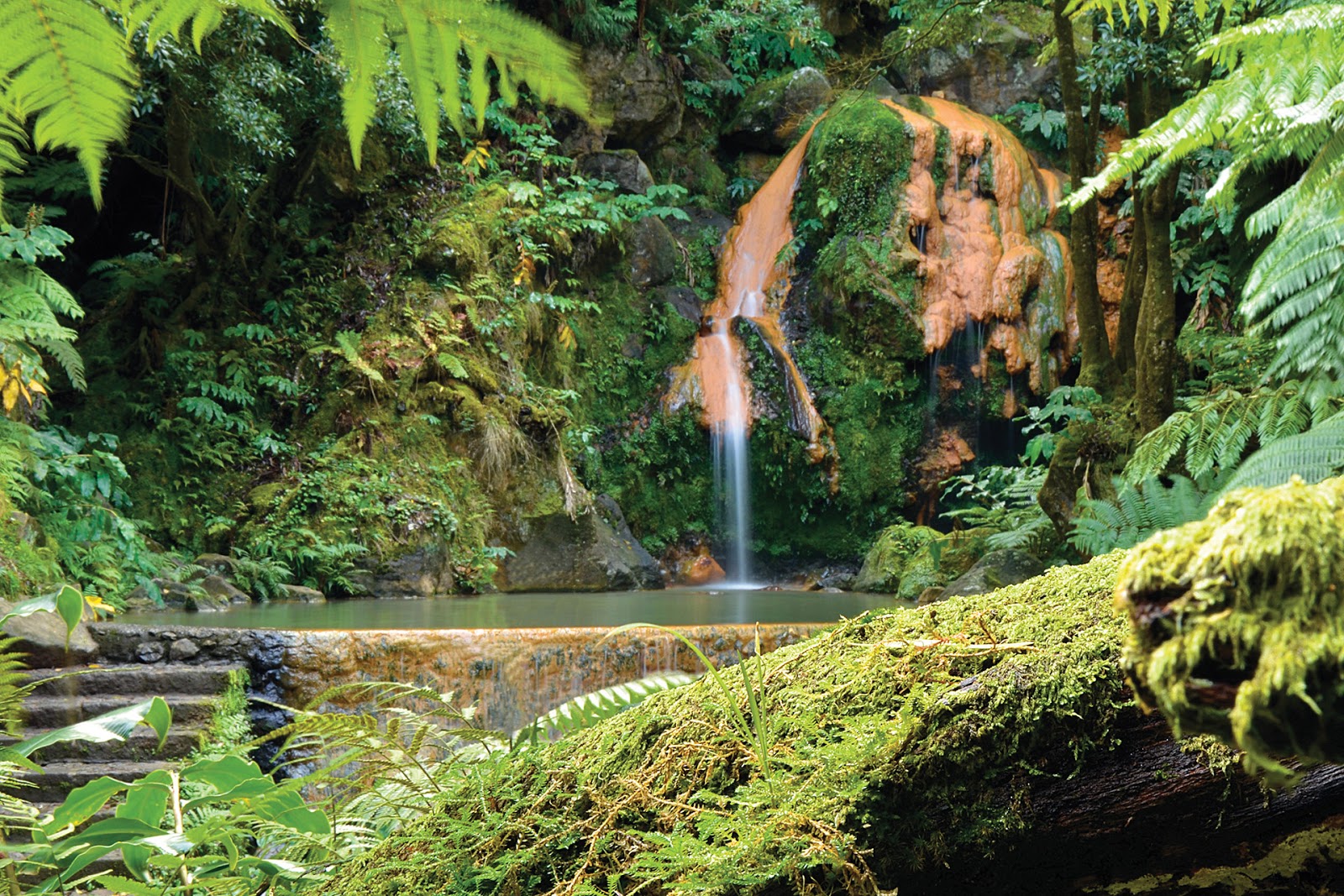 https://mdw-travel-data-us-east-1.s3.amazonaws.com/img/country/Portugal/Caldeira-Velha/img_01.jpg