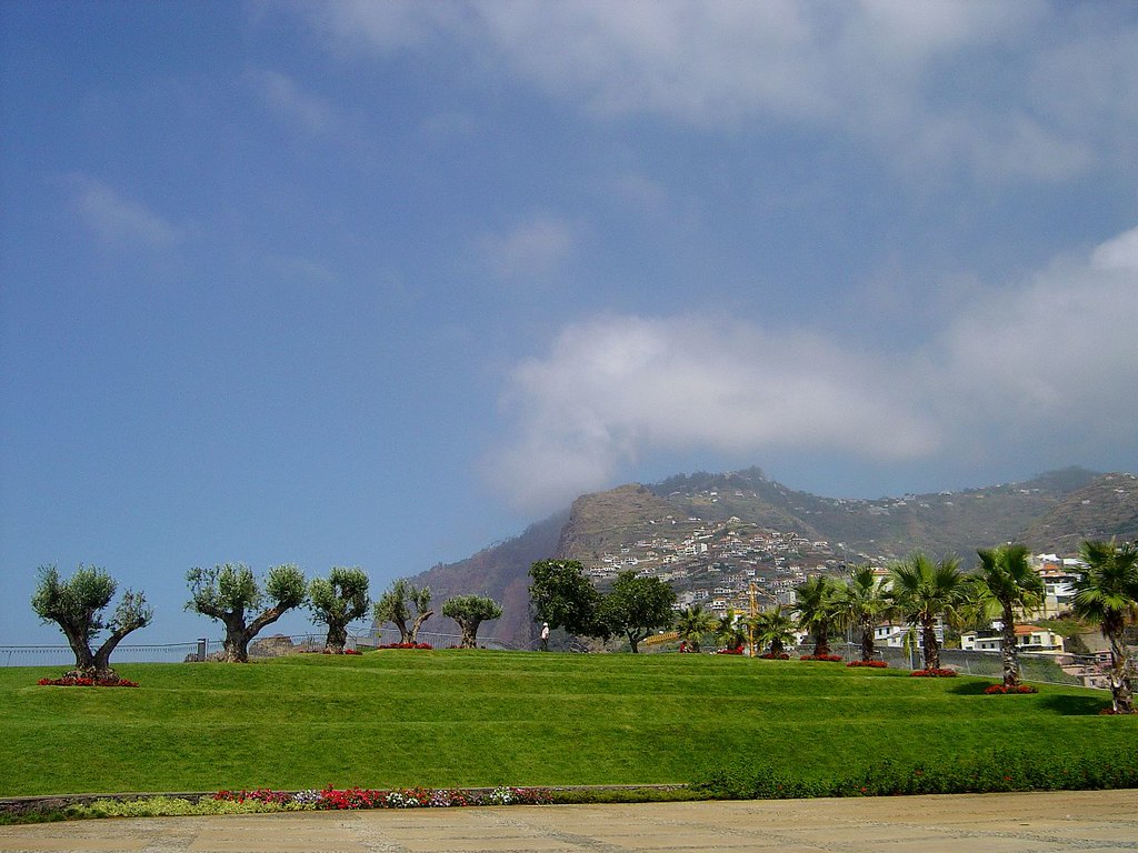 https://mdw-travel-data-us-east-1.s3.amazonaws.com/img/country/Portugal/Camara-de-Lobos/img_04.jpg