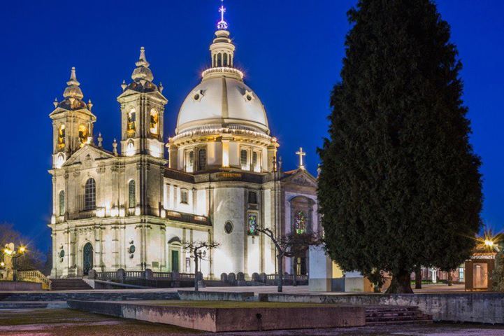 https://mdw-travel-data-us-east-1.s3.amazonaws.com/img/country/Portugal/Capela-Nossa-Senhora-do-Sameiro/img_01.jpg