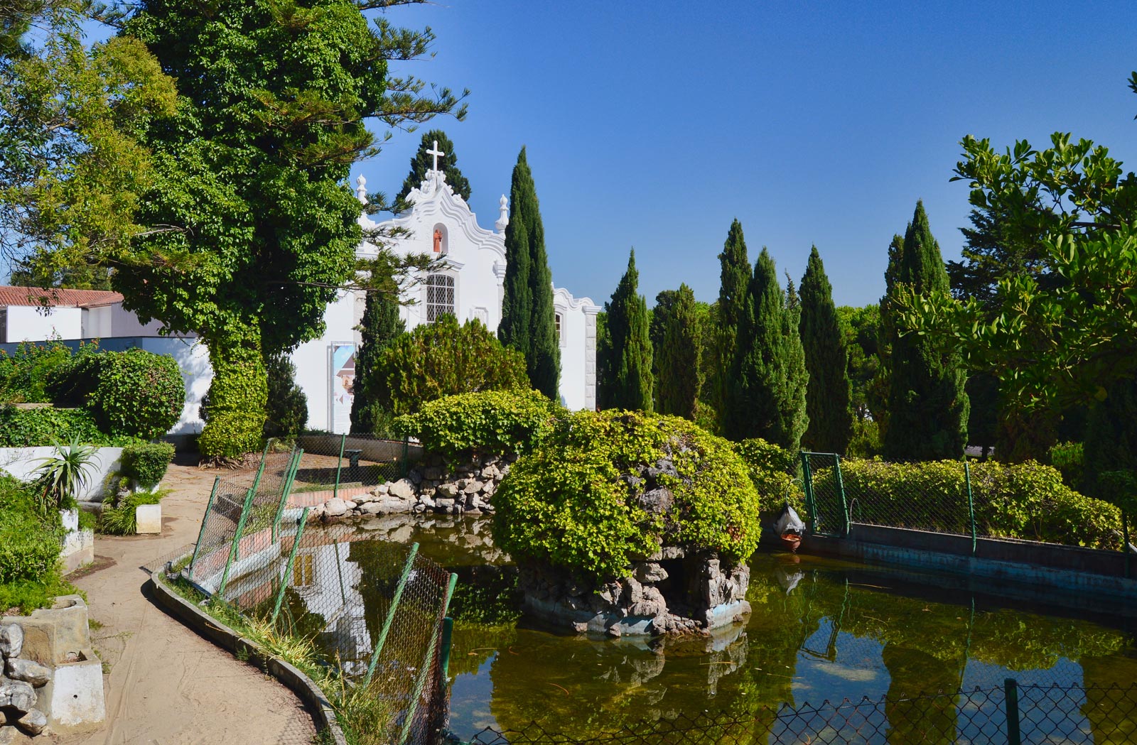 https://mdw-travel-data-us-east-1.s3.amazonaws.com/img/country/Portugal/Capuchos-Monastery/img_03.jpg