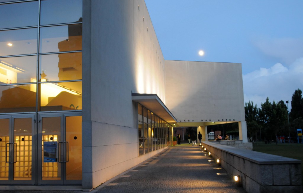 https://mdw-travel-data-us-east-1.s3.amazonaws.com/img/country/Portugal/Casa-das-Artes/img_01.jpg