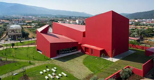 https://mdw-travel-data-us-east-1.s3.amazonaws.com/img/country/Portugal/Casa-das-Artes/img_02.jpg
