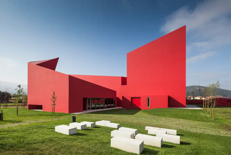 https://mdw-travel-data-us-east-1.s3.amazonaws.com/img/country/Portugal/Casa-das-Artes/img_03.jpg