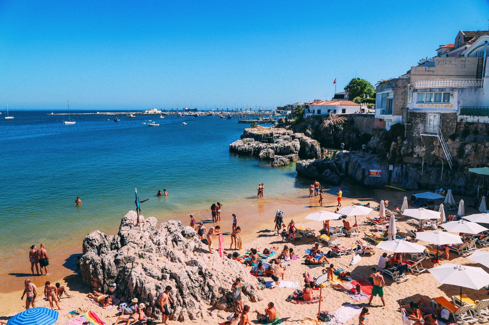 https://mdw-travel-data-us-east-1.s3.amazonaws.com/img/country/Portugal/Cascais-Beach/img_02.jpg