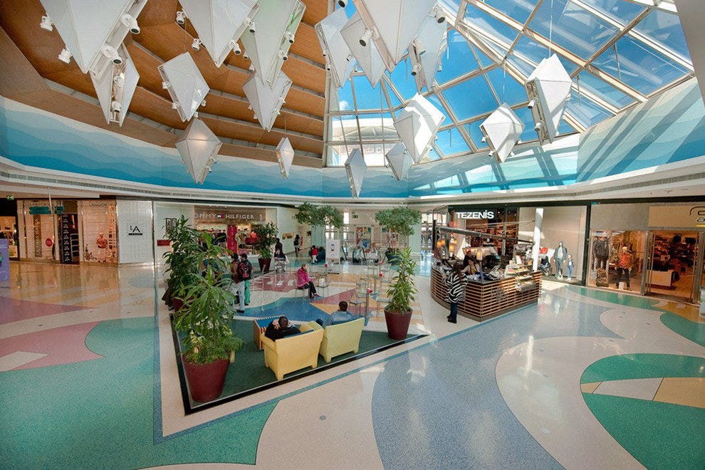 https://mdw-travel-data-us-east-1.s3.amazonaws.com/img/country/Portugal/Cascais-Shopping-Center/img_02.jpg