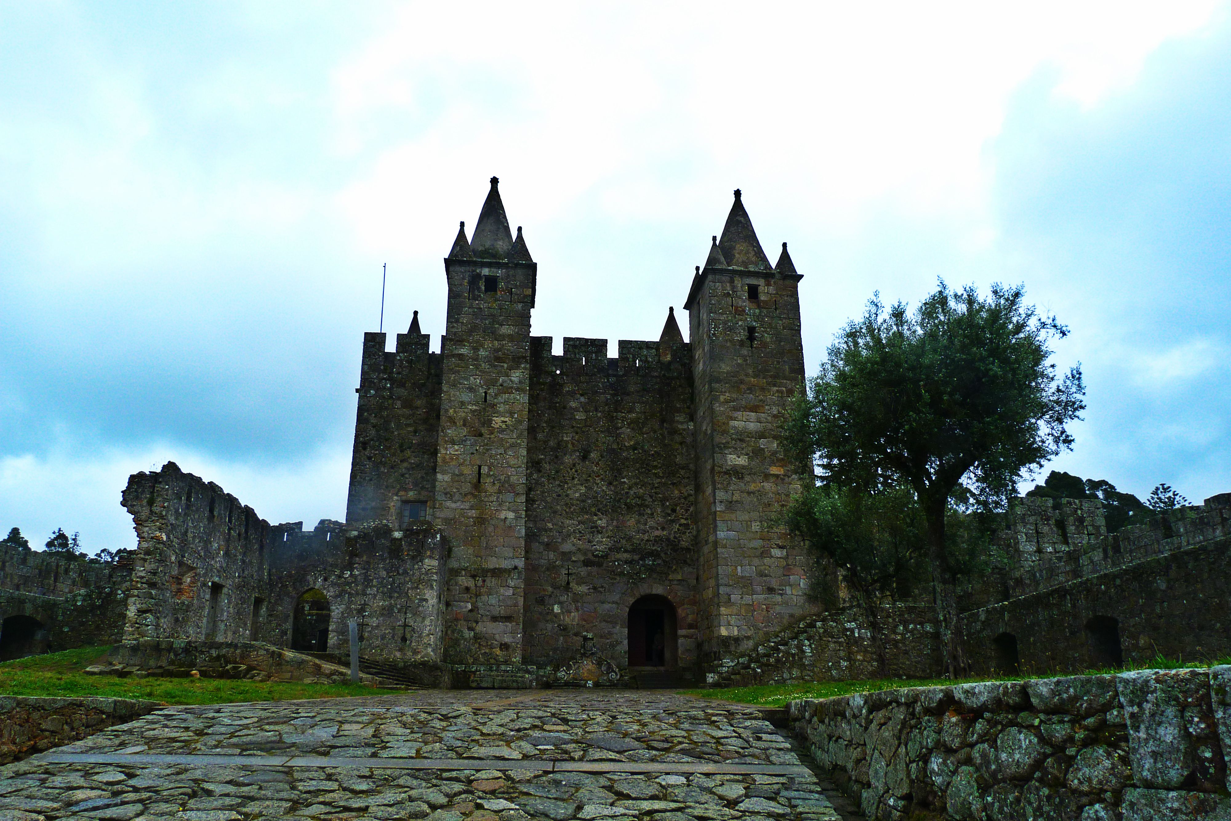 https://mdw-travel-data-us-east-1.s3.amazonaws.com/img/country/Portugal/Castelo-Santa-Maria-da-Feira/img_03.jpg