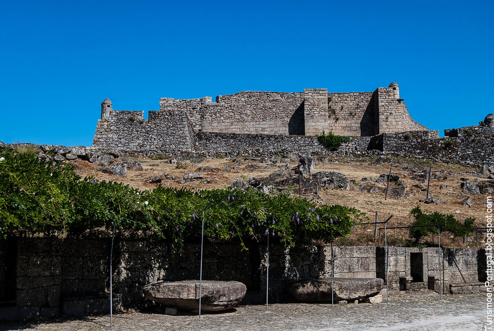 https://mdw-travel-data-us-east-1.s3.amazonaws.com/img/country/Portugal/Castelo-de-Lindoso/img_03.jpg