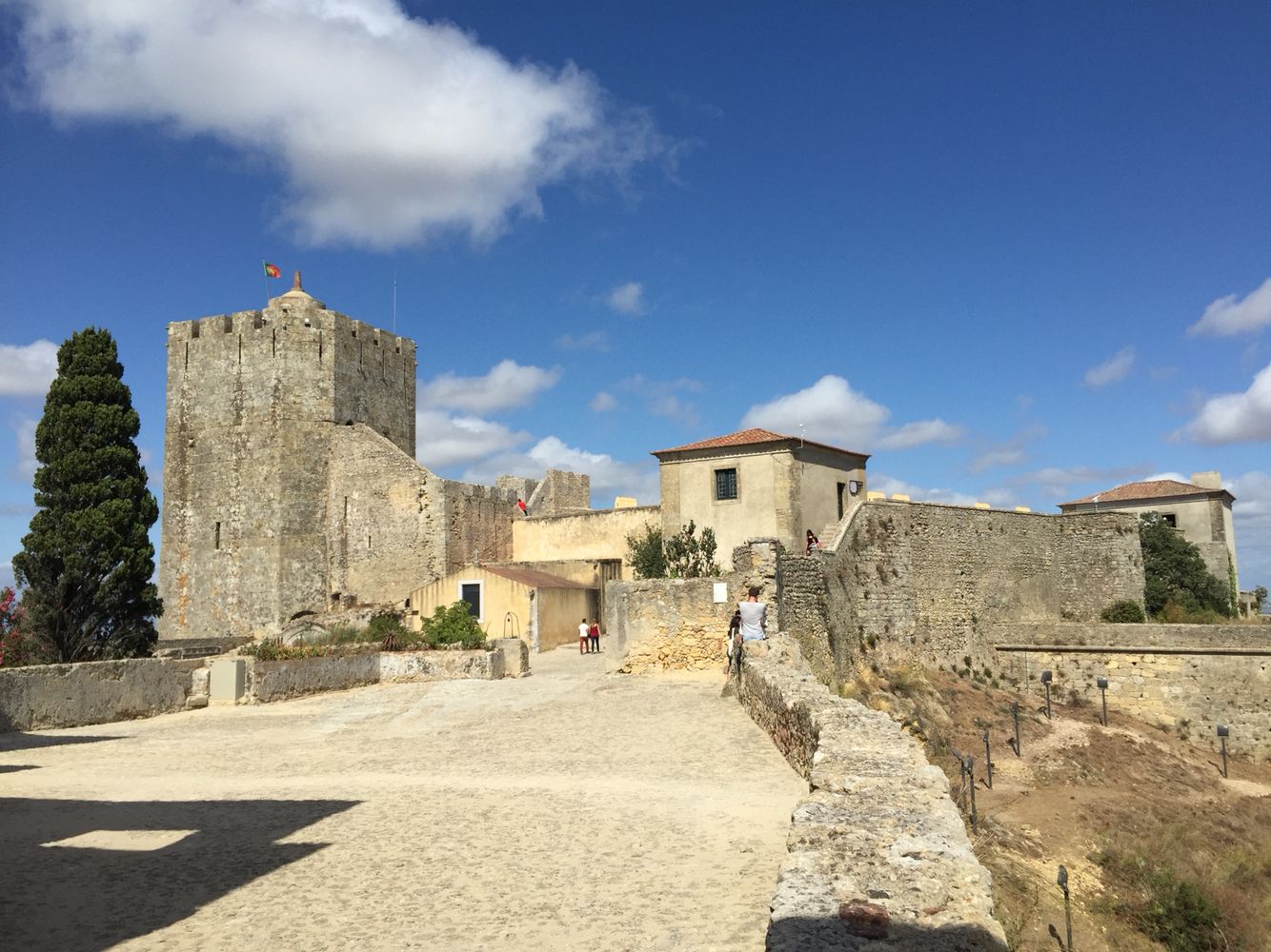 https://mdw-travel-data-us-east-1.s3.amazonaws.com/img/country/Portugal/Castelo-de-Palmela/img_03.jpg