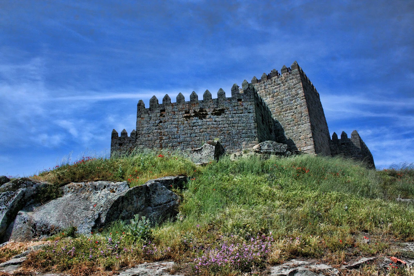https://mdw-travel-data-us-east-1.s3.amazonaws.com/img/country/Portugal/Castelo-de-Trancoso/img_03.jpg