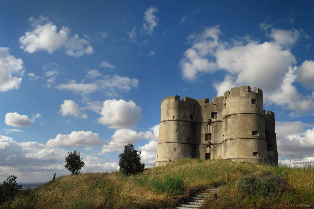 https://mdw-travel-data-us-east-1.s3.amazonaws.com/img/country/Portugal/Castle-of-Evora-Monte/img_03.jpg