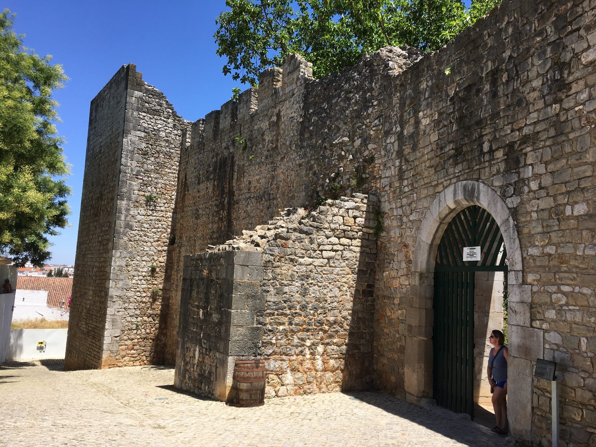 https://mdw-travel-data-us-east-1.s3.amazonaws.com/img/country/Portugal/Castle-of-Tavira/img_00.jpg
