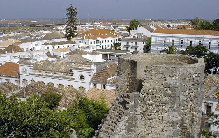 https://mdw-travel-data-us-east-1.s3.amazonaws.com/img/country/Portugal/Castle-of-Tavira/img_02.jpg