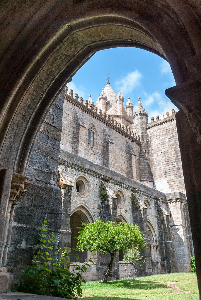https://mdw-travel-data-us-east-1.s3.amazonaws.com/img/country/Portugal/Cathedral-of-Evora/img_00.jpg
