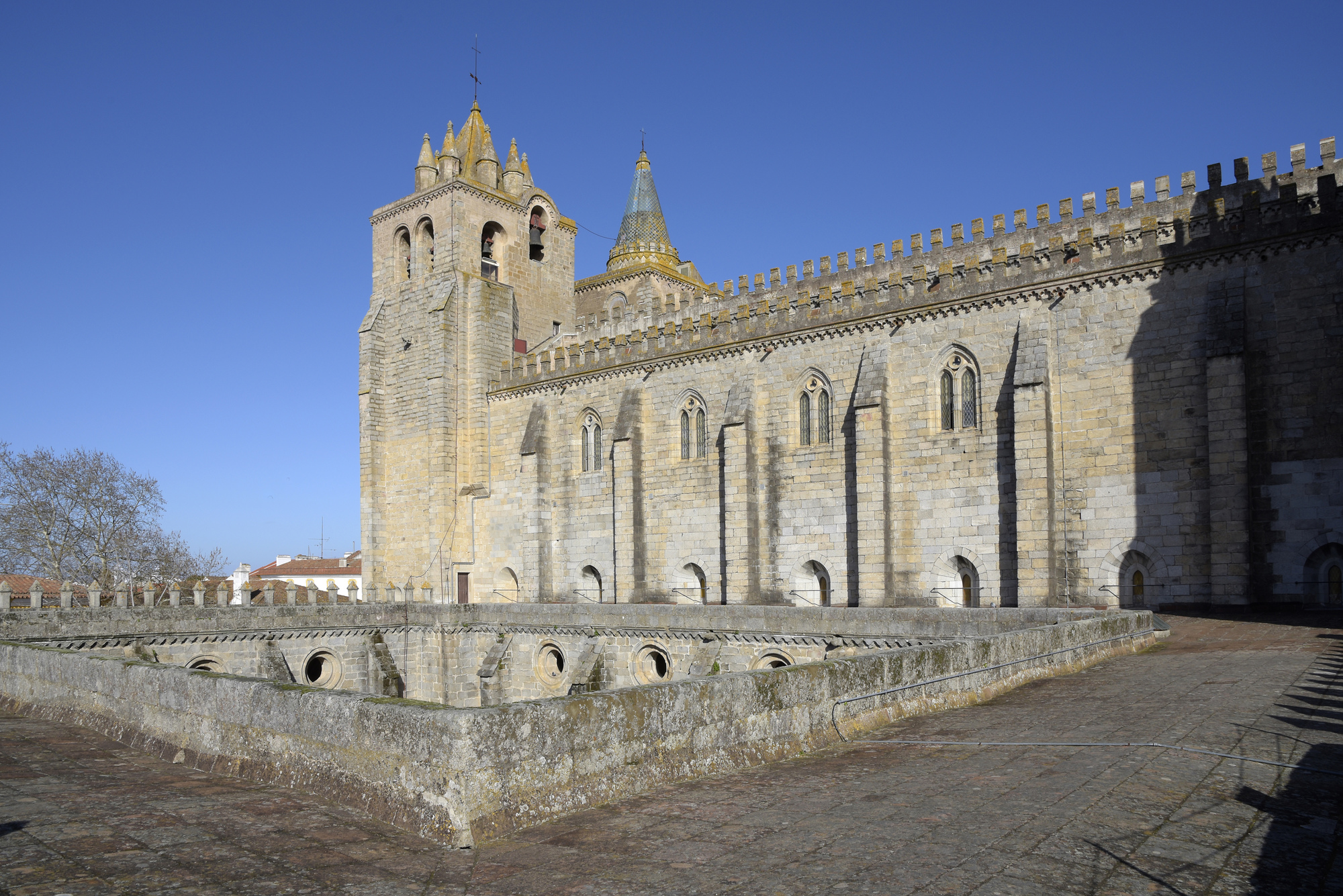 https://mdw-travel-data-us-east-1.s3.amazonaws.com/img/country/Portugal/Cathedral-of-Evora/img_03.jpg