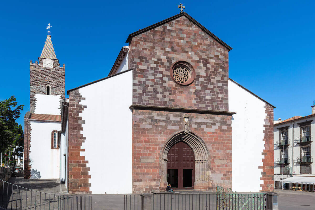 https://mdw-travel-data-us-east-1.s3.amazonaws.com/img/country/Portugal/Cathedral-of-Funchal/img_00.jpg