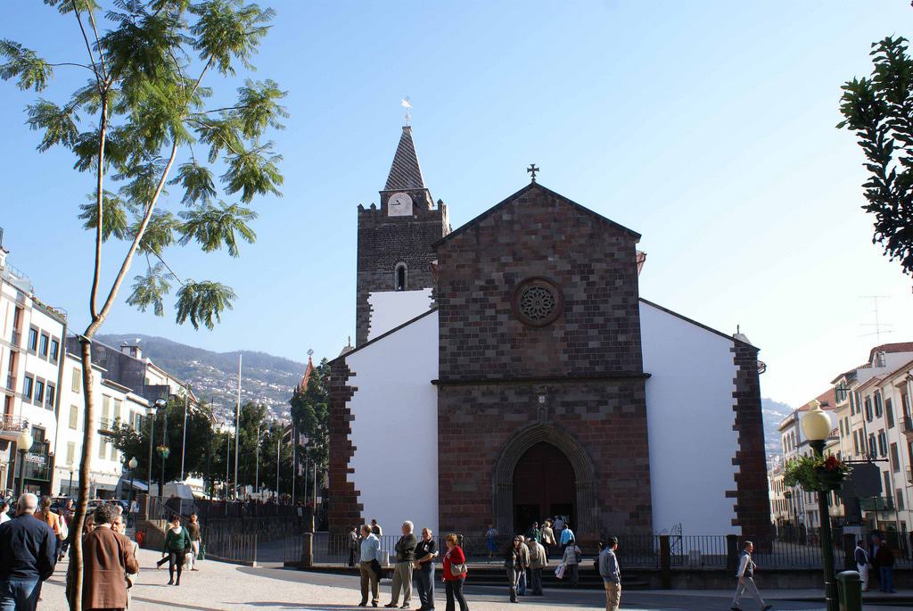 https://mdw-travel-data-us-east-1.s3.amazonaws.com/img/country/Portugal/Cathedral-of-Funchal/img_02.jpg