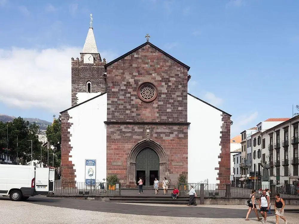 https://mdw-travel-data-us-east-1.s3.amazonaws.com/img/country/Portugal/Cathedral-of-Funchal/img_03.jpg