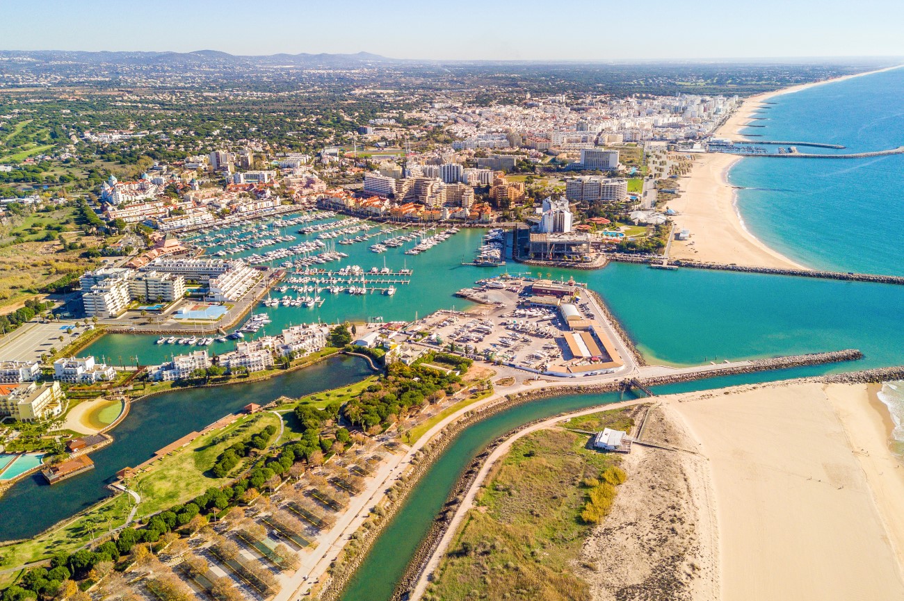 https://mdw-travel-data-us-east-1.s3.amazonaws.com/img/country/Portugal/Cerro-da-Vila-Marina-Vilamoura/img_02.jpg