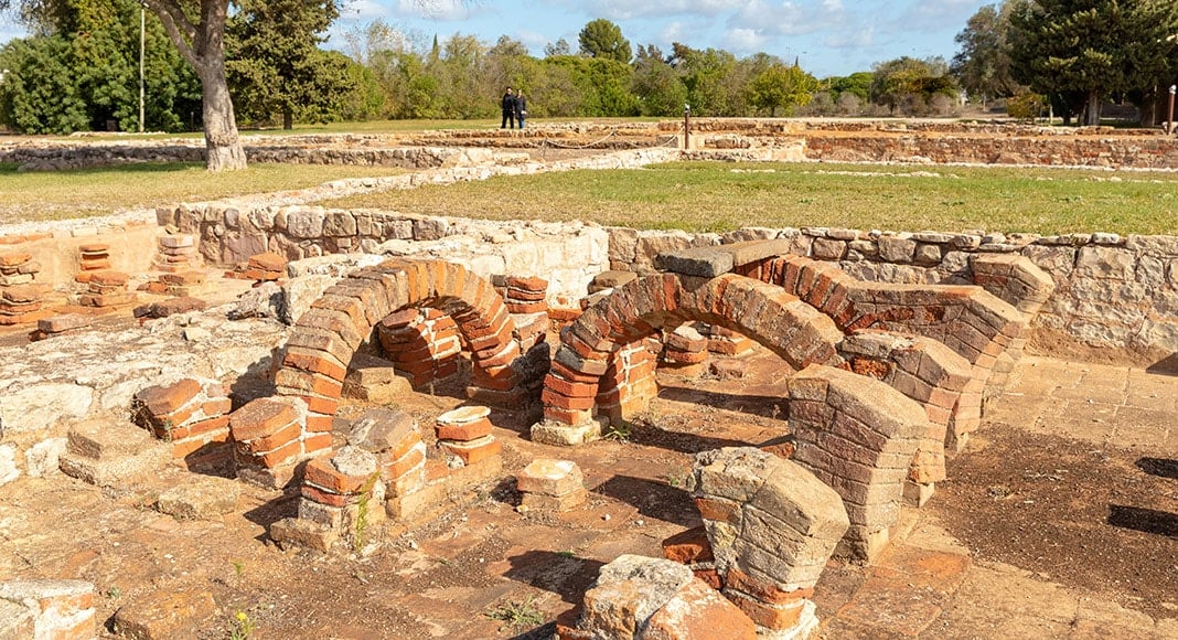 https://mdw-travel-data-us-east-1.s3.amazonaws.com/img/country/Portugal/Cerro-da-Vila-Ruins/img_00.jpg