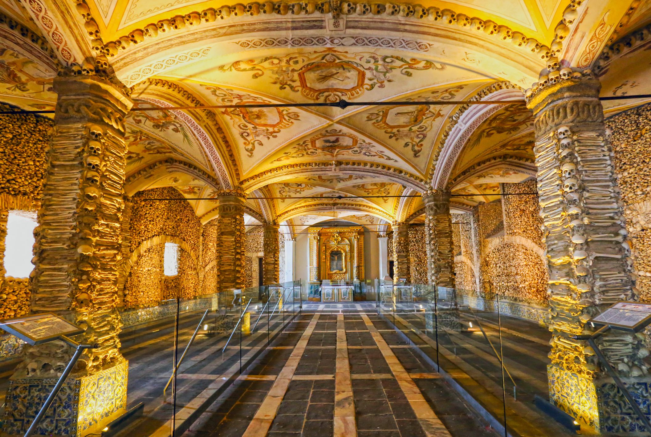 https://mdw-travel-data-us-east-1.s3.amazonaws.com/img/country/Portugal/Chapel-of-Bones/img_00.jpg