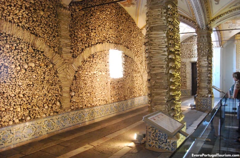 https://mdw-travel-data-us-east-1.s3.amazonaws.com/img/country/Portugal/Chapel-of-Bones/img_01.jpg