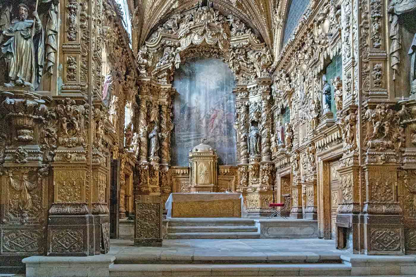 https://mdw-travel-data-us-east-1.s3.amazonaws.com/img/country/Portugal/Church-of-Santa-Clara/img_01.jpg