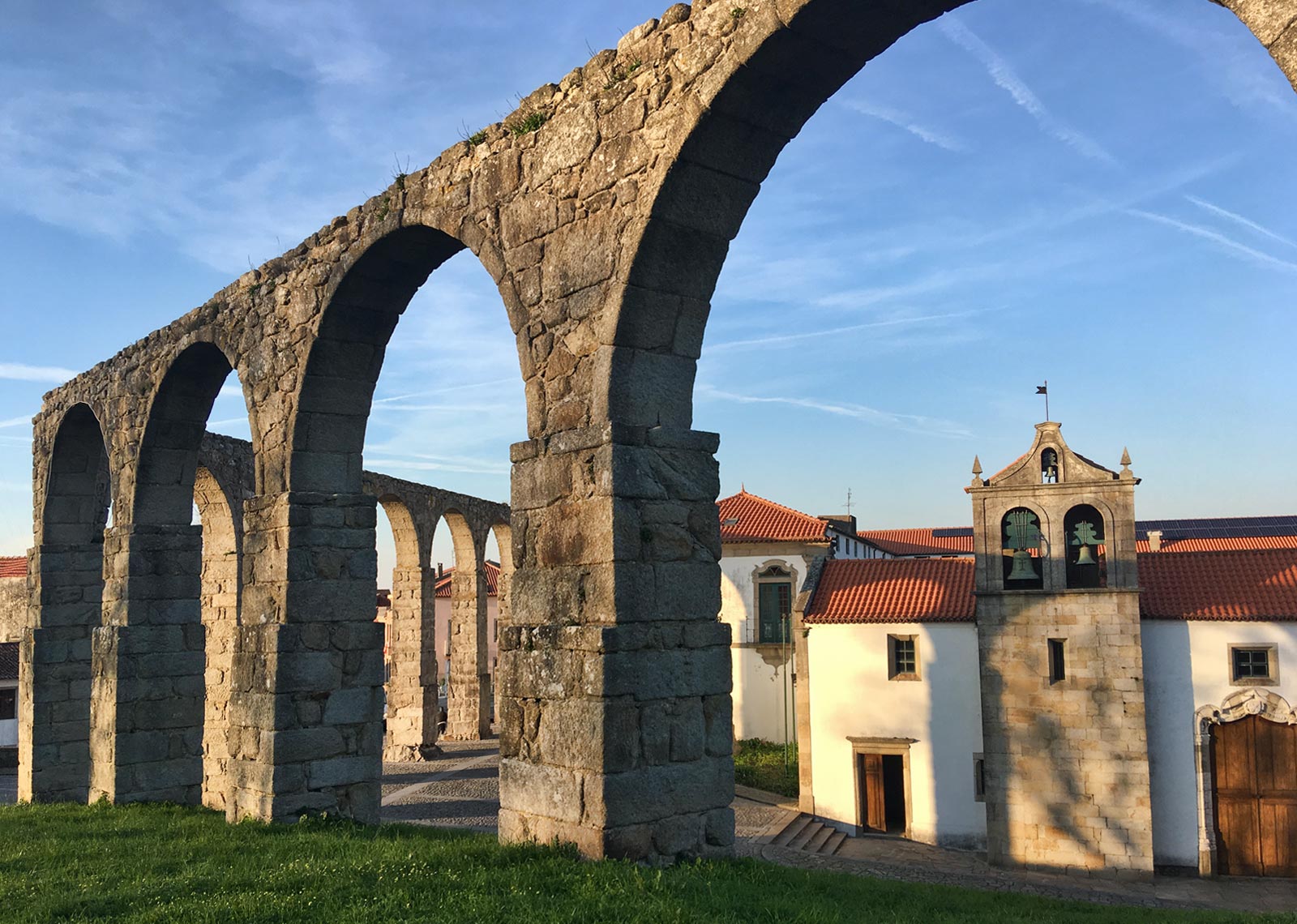 https://mdw-travel-data-us-east-1.s3.amazonaws.com/img/country/Portugal/Church-of-Santa-Clara/img_03.jpg