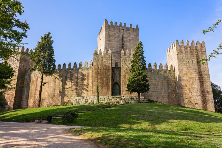 https://mdw-travel-data-us-east-1.s3.amazonaws.com/img/country/Portugal/Cidade-Velha-de-Guimaraes/img_00.jpg