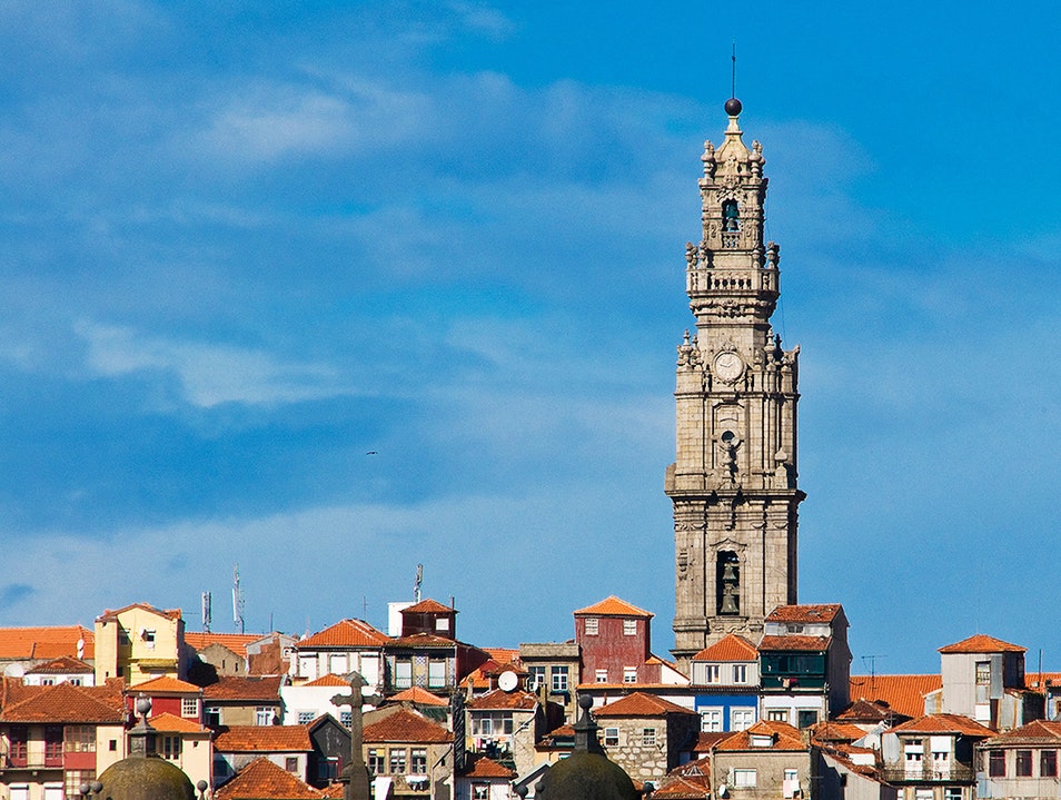 https://mdw-travel-data-us-east-1.s3.amazonaws.com/img/country/Portugal/Clerigos-Tower/img_03.jpg