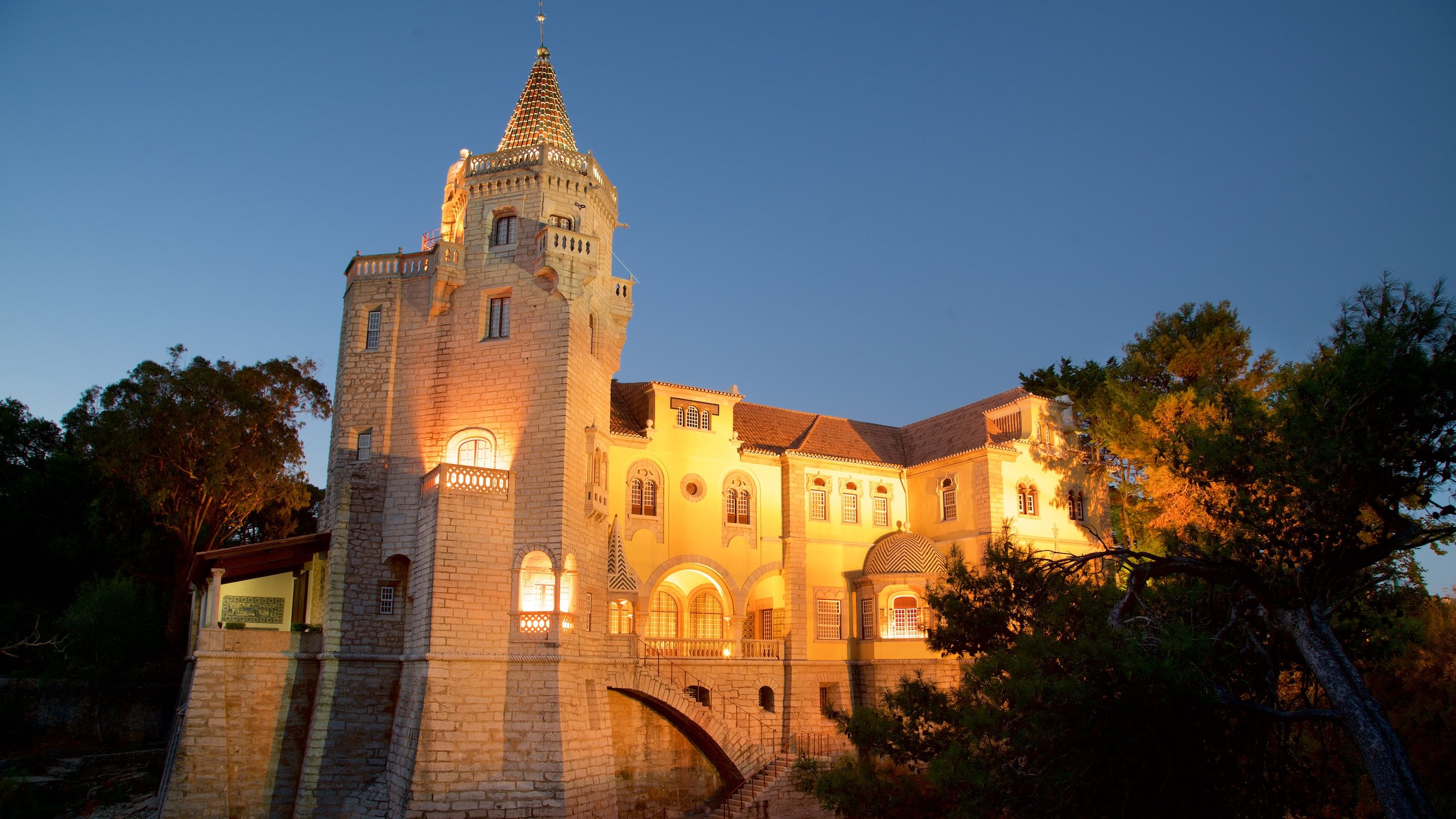 https://mdw-travel-data-us-east-1.s3.amazonaws.com/img/country/Portugal/Condes-de-Castro-Guimaraes-Museum/img_02.jpg