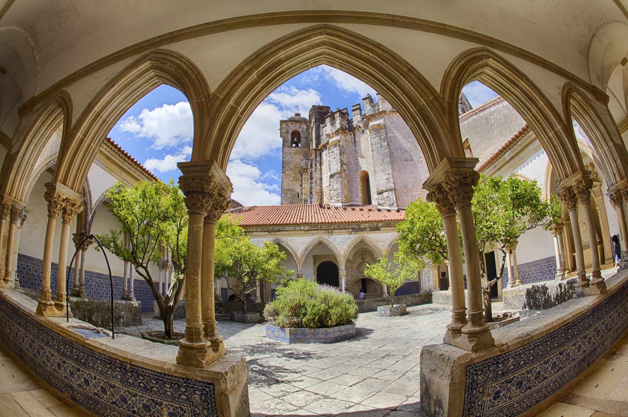 https://mdw-travel-data-us-east-1.s3.amazonaws.com/img/country/Portugal/Convent-of-Christ/img_01.jpg