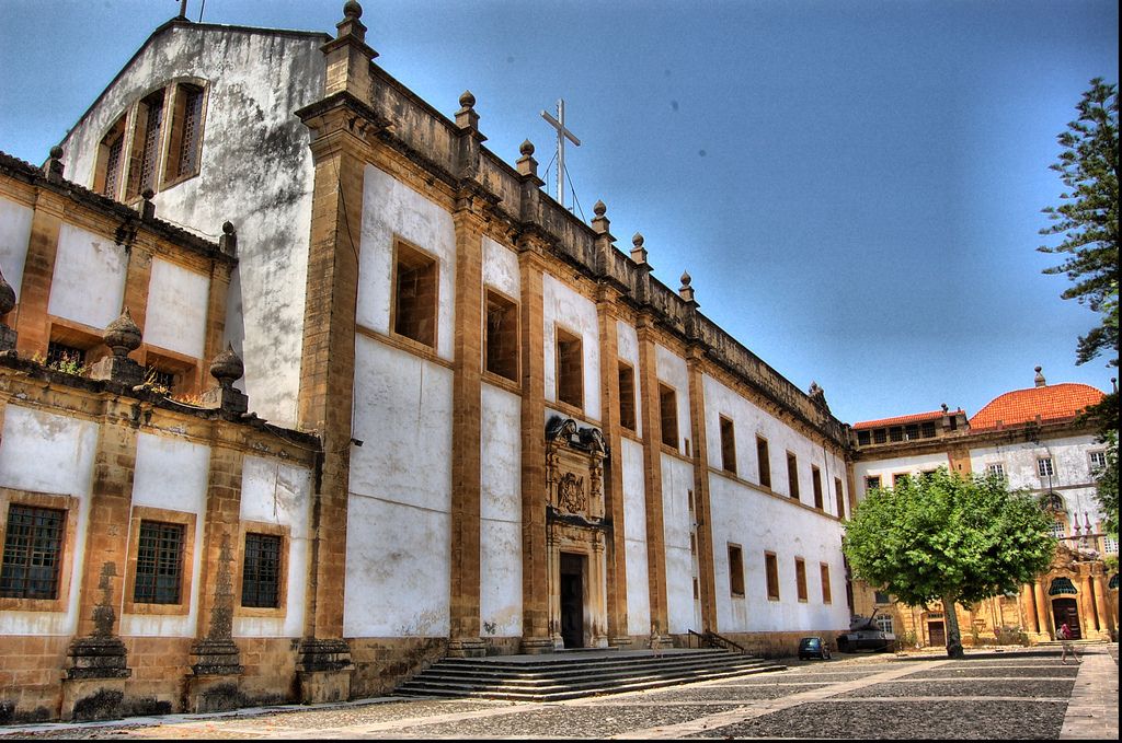 https://mdw-travel-data-us-east-1.s3.amazonaws.com/img/country/Portugal/Convento-de-Santa-Clara-a-Nova/img_00.jpg