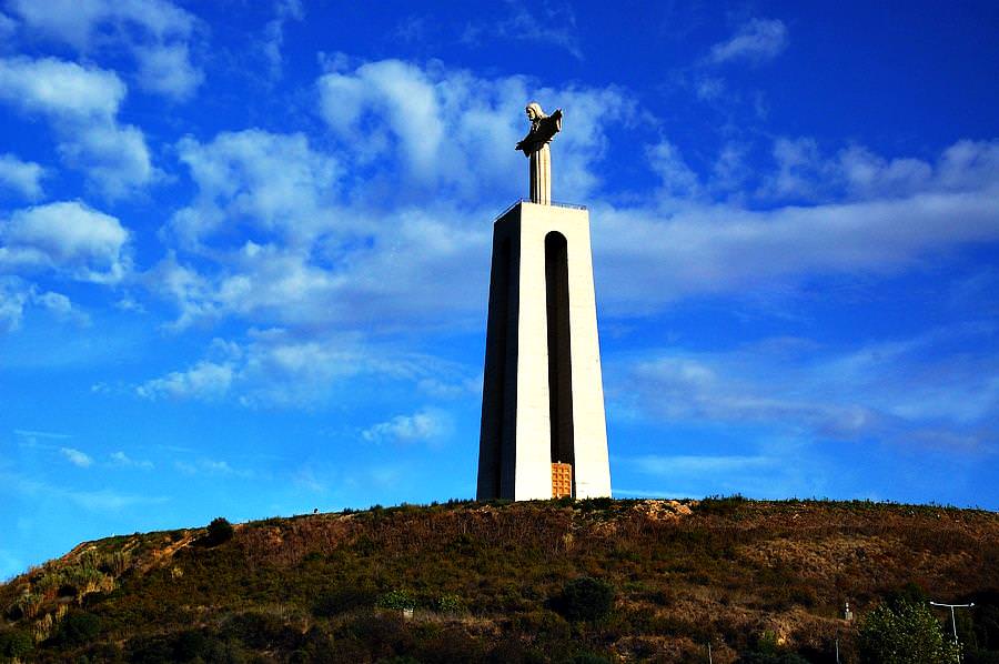 https://mdw-travel-data-us-east-1.s3.amazonaws.com/img/country/Portugal/Cristo-Rei/img_01.jpg