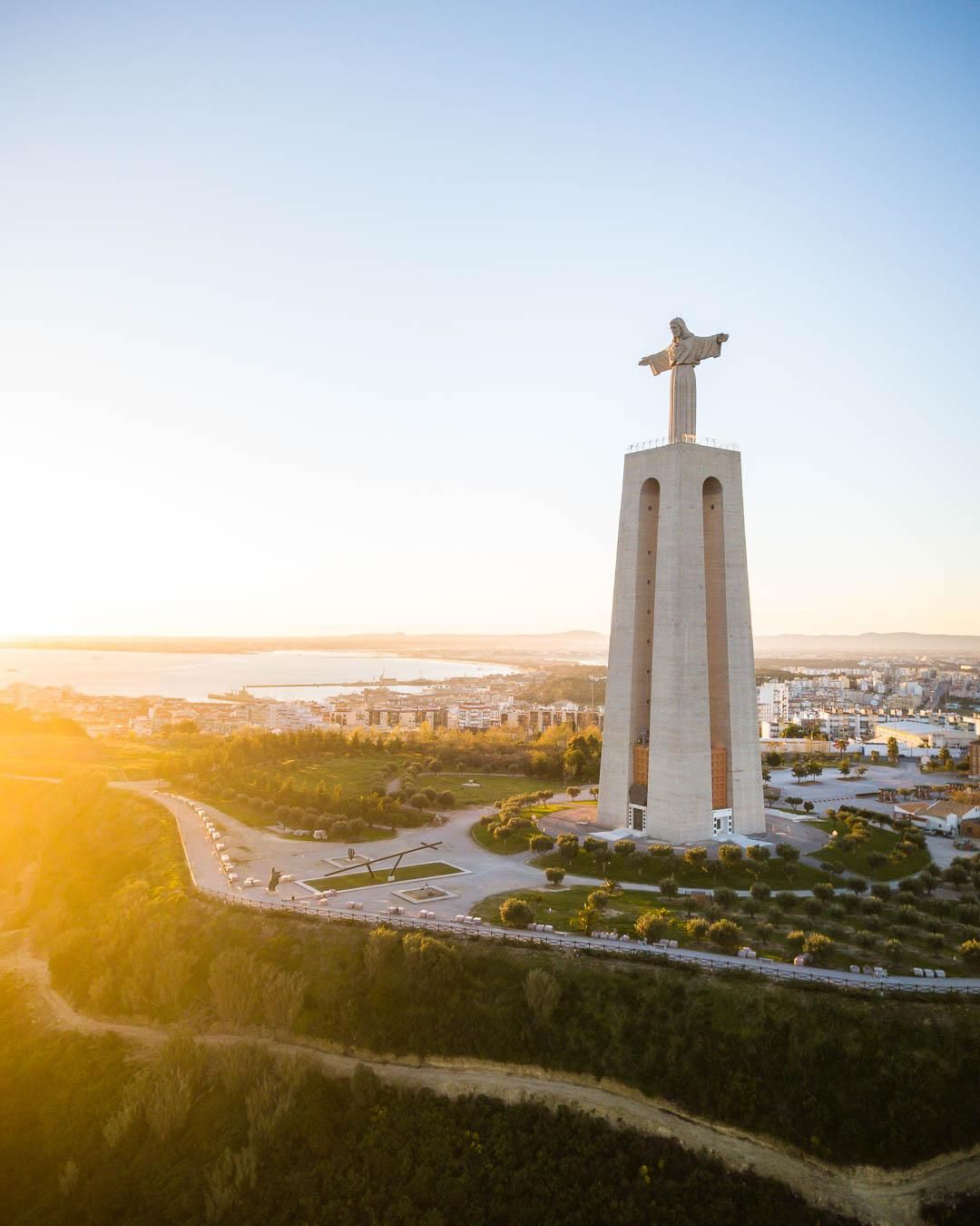 https://mdw-travel-data-us-east-1.s3.amazonaws.com/img/country/Portugal/Cristo-Rei/img_02.jpg