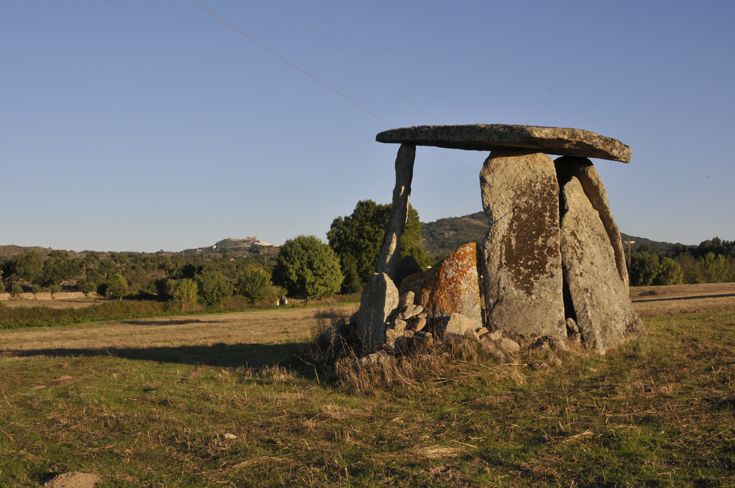 https://mdw-travel-data-us-east-1.s3.amazonaws.com/img/country/Portugal/Dolmens-of-Lugar-do-Monte/img_01.jpg
