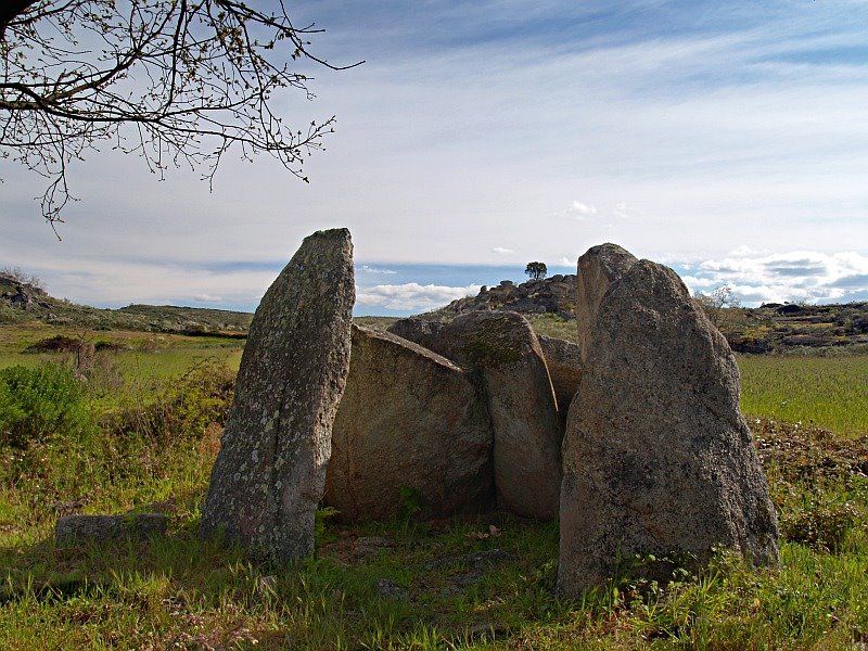https://mdw-travel-data-us-east-1.s3.amazonaws.com/img/country/Portugal/Dolmens-of-Lugar-do-Monte/img_03.jpg