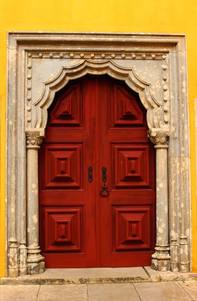 https://mdw-travel-data-us-east-1.s3.amazonaws.com/img/country/Portugal/Door-of-the-Castle/img_00.jpg